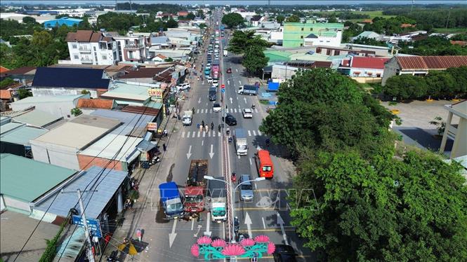 Vụ tai nạn nghiêm trọng trên Quốc lộ 22B, khiến một người tử vong, giao thông trên tuyến ùn tắc nhiều km. Ảnh: TTXVN phát