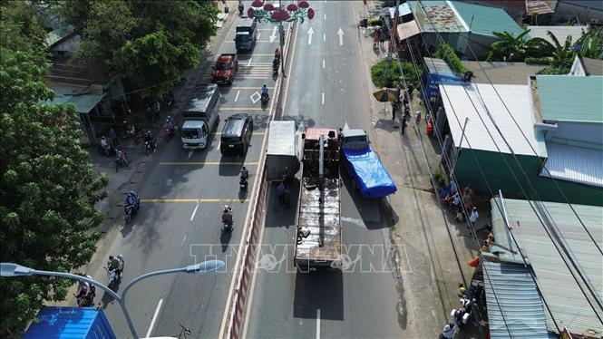 Vụ va chạm làm một người tử vong, khiến 3 xe tải nằm chắn gần hết một nữa Quốc lộ 22. Ảnh: TTXVN phát