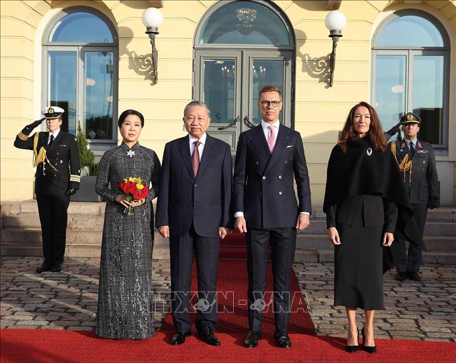 Tổng thống Cộng hòa Phần Lan Alexander Stubb và Phu nhân chủ trì Lễ đón chính thức Tổng Bí thư Tô Lâm và Phu nhân thăm chính thức Cộng hòa Phần Lan. Ảnh: Thống Nhất – TTXVN
