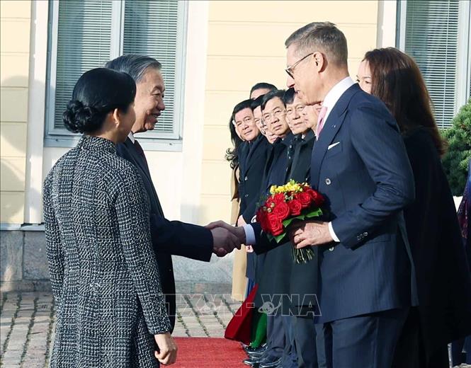 Tổng thống Cộng hòa Phần Lan Alexander Stubb và Phu nhân chủ trì Lễ đón chính thức Tổng Bí thư Tô Lâm và Phu nhân thăm chính thức Cộng hòa Phần Lan. Ảnh: Thống Nhất – TTXVN