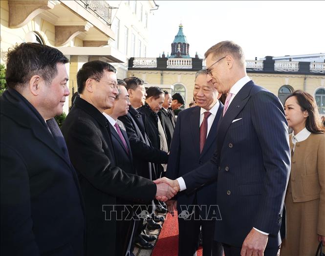 Tổng Bí thư Tô Lâm giới thiệu với Tổng thống Cộng hòa Phần Lan Alexander Stubb các thành viên đoàn Việt Nam. Ảnh: Thống Nhất – TTXVN