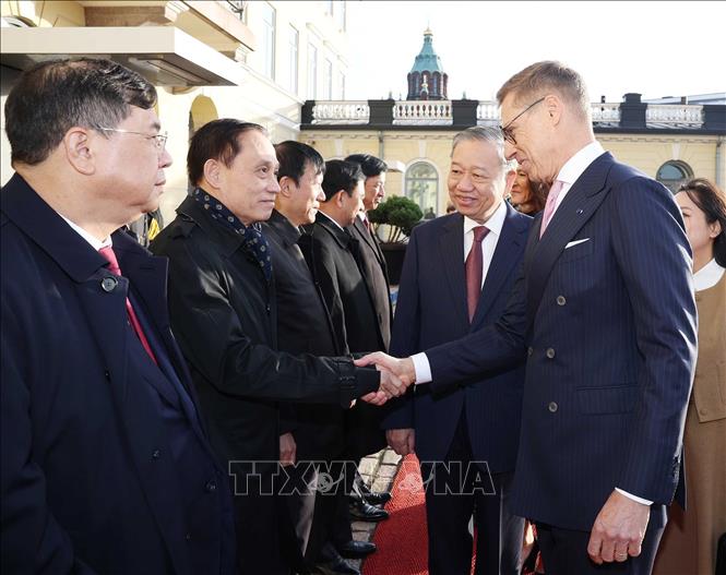 Tổng Bí thư Tô Lâm giới thiệu với Tổng thống Cộng hòa Phần Lan Alexander Stubb các thành viên đoàn Việt Nam. Ảnh: Thống Nhất – TTXVN