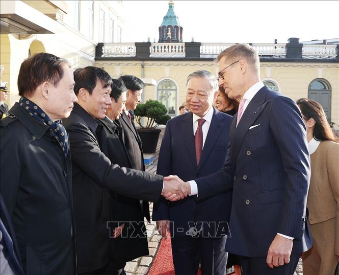 Tổng Bí thư Tô Lâm giới thiệu với Tổng thống Cộng hòa Phần Lan Alexander Stubb các thành viên đoàn Việt Nam. Ảnh: Thống Nhất – TTXVN