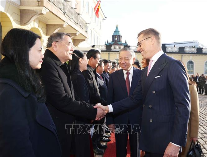 Tổng thống Cộng hòa Phần Lan Alexander Stubb và các thành viên đoàn Việt Nam. Ảnh: Thống Nhất – TTXVN