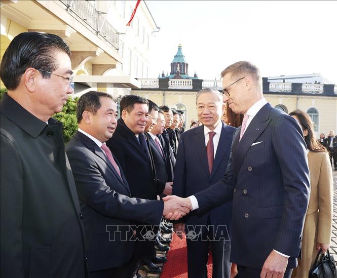 Tổng thống Cộng hòa Phần Lan Alexander Stubb và các thành viên đoàn Việt Nam. Ảnh: Thống Nhất – TTXVN