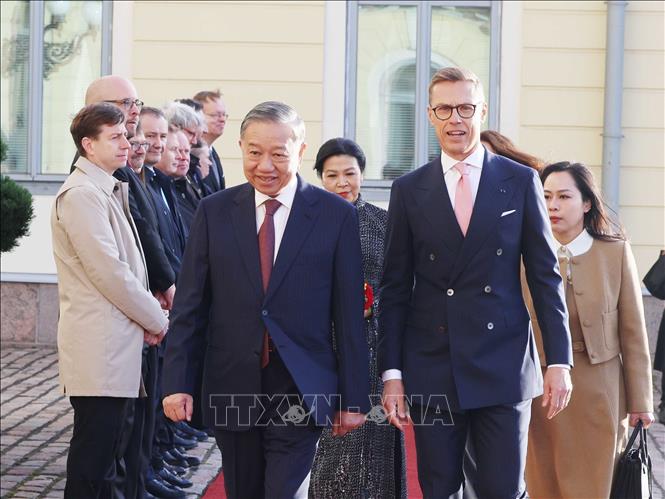Tổng thống Cộng hòa Phần Lan Alexander Stubb và Phu nhân chủ trì Lễ đón chính thức Tổng Bí thư Tô Lâm và Phu nhân thăm chính thức Cộng hòa Phần Lan. Ảnh: Thống Nhất – TTXVN