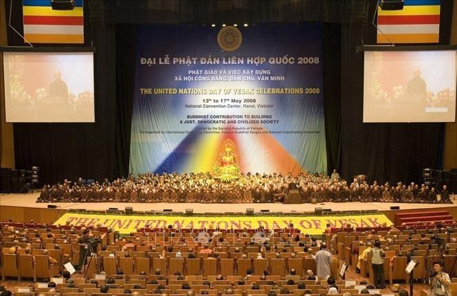 Đại lễ Phật đản Vesak Liên Hiệp Quốc là một trong những sự kiện văn hóa quốc tế quan trọng nhằm tôn vinh các giá trị nhân văn và hòa bình toàn cầu.Sự kiện này được tổ chức hằng năm tại trụ sở chính của Liên Hiệp Quốc ở New York (Mỹ) và tại các văn phòng khu vực của Liên Hiệp Quốc. Trong ảnh: Đại lễ Phật đản Vesak Liên Hiệp Quốc được tổ chức tại Hà Nội (2008). Anh: TTXVN