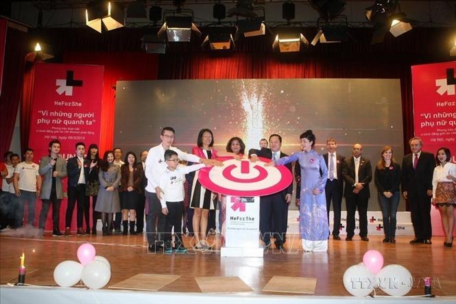 Cơ quan LHQ về Bình đẳng giới và Trao quyền cho Phụ nữ (UN Women) phối hợp với Trung tâm Tình nguyện Quốc gia tổ chức Lễ phát động phong trào HeforShe “Vì những người phụ nữ quanh ta” (Hà Nội, 2015). Ảnh: Phạm Kiên – TTXVN
                                                                        