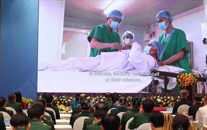 Chiếu phim tài liệu về các nữ quân nhân Việt Nam đang công tác tại các Phái bộ GGHB của LHQ tại Hội nghị quốc tế về Phụ nữ với hoạt động gìn giữ hòa bình Liên hợp quốc do Bộ Quốc phòng Việt Nam phối hợp với Chương trình Phát triển của LHQ (UNDP) tại Việt Nam tổ chức. Ảnh: Trọng Đức - TTXVN