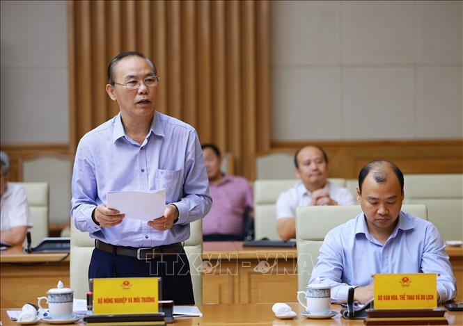 Thứ trưởng Bộ Nông nghiệp và Môi trường Phùng Đức Tiến báo cáo công tác phòng chống khai thác hải sản bất hợp pháp, không báo cáo và không theo quy định (IUU). Ảnh: Dương Giang-TTXVN