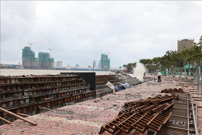 Sóng nước sông Hàn đánh mạnh vào bờ kè đe dọa làm hư hỏng phần công trình đang làm dở. Ảnh: Anh Dũng - TTXVN