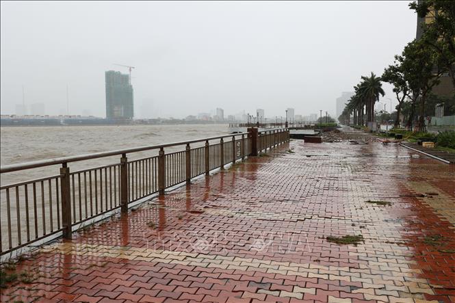 Nước sông Hàn dâng cao và sóng lớn, cao hơn 3 mét liên tục đánh mạnh vào bờ kè. Ảnh: Anh Dũng – TTXVN