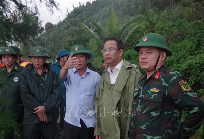Đồng chí Phạm Đức Tiến, Phó Bí thư thường trực Thành uỷ Huế kiểm tra, chỉ đạo ứng phó bão số 12. Ảnh: TTXVN phát 