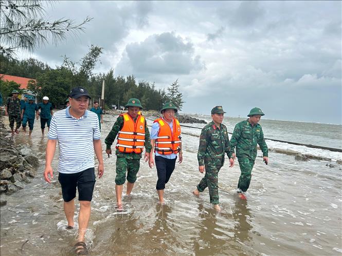 Kiểm tra tình hình ứng phó bão số 12 trên địa bàn phường Thuận An. Ảnh: TTXVN phát 