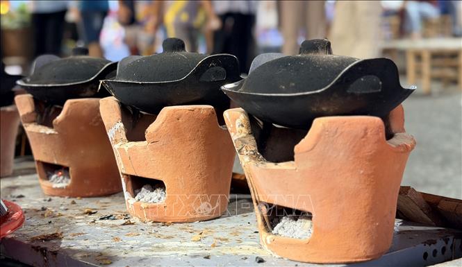 Small pans that are used to grill banh bo. VNA Photo: Thanh Sang