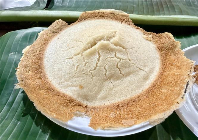 The cake is conical in shape and is grilled over hot coals, making the crust crispy and the inside soft and spongy. VNA Photo: Thanh Sang