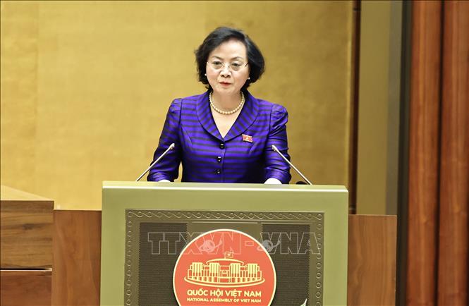 Bộ trưởng Bộ Nội vụ Phạm Thị Thanh Trà trình bày Tờ trình dự án Luật Viên chức (sửa đổi). Ảnh: Minh Đức - TTXVN