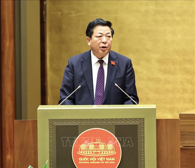 Bộ trưởng Bộ Xây dựng Trần Hồng Minh trình bày Tờ trình dự án Luật Hàng không dân dụng Việt Nam (sửa đổi). Ảnh: Minh Đức - TTXVN