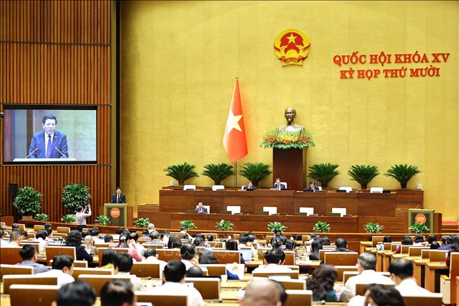 Bộ trưởng Bộ Xây dựng Trần Hồng Minh trình bày Tờ trình dự án Luật Hàng không dân dụng Việt Nam (sửa đổi). Ảnh: Minh Đức - TTXVN