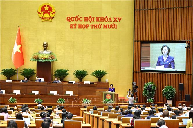 Bộ trưởng Bộ Nội vụ Phạm Thị Thanh Trà trình bày Tờ trình dự án Luật Viên chức (sửa đổi). Ảnh: Minh Đức - TTXVN