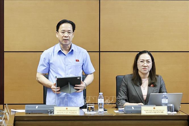 Đại biểu Quốc hội tỉnh Sơn La Hoàng Văn Nghiệm phát biểu. Ảnh: Doãn Tấn - TTXVN