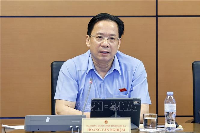 Đại biểu Quốc hội tỉnh Sơn La Hoàng Văn Nghiệm phát biểu. Ảnh: Doãn Tấn - TTXVN