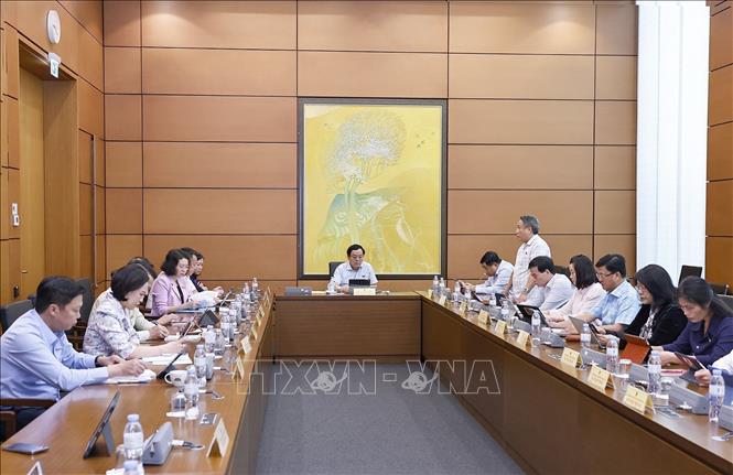 Đoàn đại biểu Quốc hội tỉnh Ninh Bình và tỉnh Quảng Trị thảo luận ở tổ. Ảnh: Doãn Tấn - TTXVN