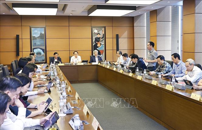 Đoàn đại biểu Quốc hội tỉnh Hưng Yên và thành phố Hải Phòng thảo luận ở tổ. Ảnh: Doãn Tấn - TTXVN