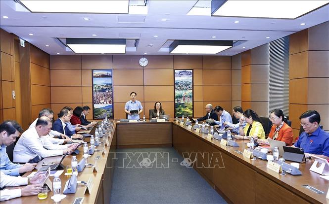 Đoàn đại biểu Quốc hội tỉnh Sơn La và tỉnh Vĩnh Long thảo luận ở tổ. Ảnh: Doãn Tấn - TTXVN