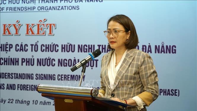 Bà Trần Thị Mẫn, Phó Chủ tịch Ủy ban MTTQ Việt Nam thành phố Đà Nẵng phát biểu tại lễ ký kết. Ảnh: Quốc Dũng - TTXVN