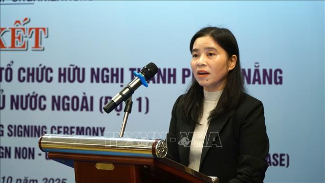 Bà Tống Thị Thanh Tâm, Phó Chủ tịch Tổ chức Giving It Back To Kids (Hoa Kỳ), phát biểu tại buổi lễ. Ảnh: Quốc Dũng - TTXVN