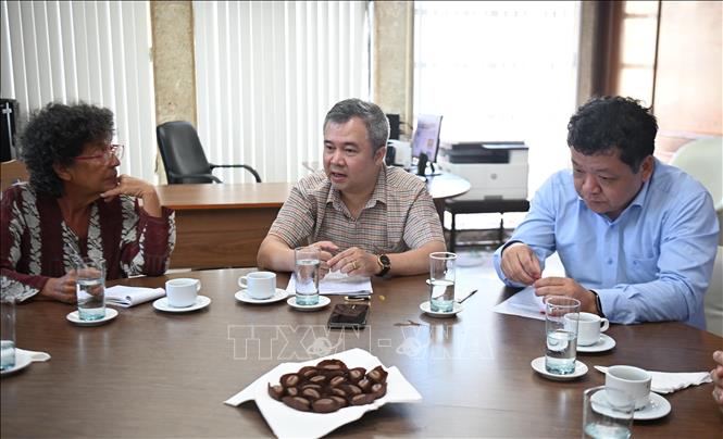 Trưởng Ban Khoa học - Môi trường báo Nhân dân Đinh Song Linh (giữa) đánh giá cao chuyên trang của Granma về quan hệ Cuba-Việt Nam. Ảnh: Việt Hùng-PV TTXVN tại Cuba