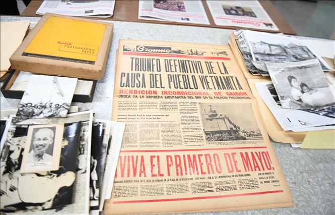 Một số bài báo và ảnh tư liệu của báo Granma về Việt Nam. Ảnh: Việt Hùng-PV TTXVN tại Cuba