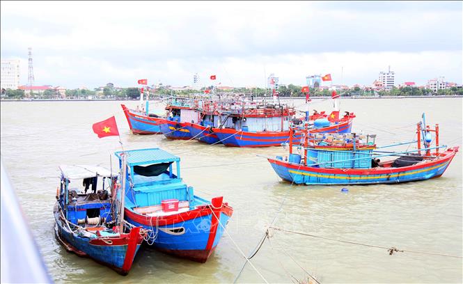 Tàu thuyền neo đậu tại khu vực chân cầu sông Nhật Lệ, phường Đồng Hới, Quảng Trị. Ảnh: Tá Chuyên - TTXVN