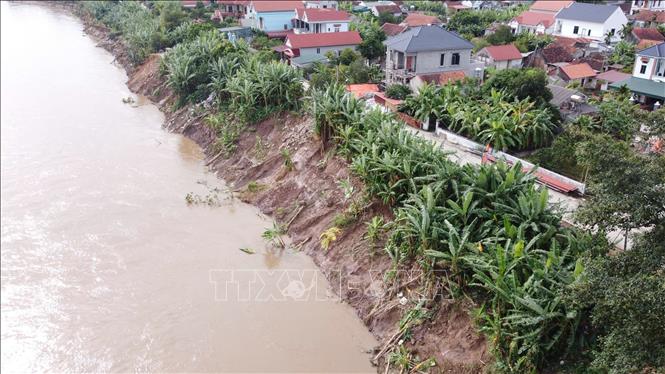 Nhiều vị trí hình thành hàm ếch, xuất hiện các vết nứt dọc mái, với chiều dài khu vực ảnh hưởng khoảng 200m. Ảnh: Nguyễn Văn Cảnh - TTXVN