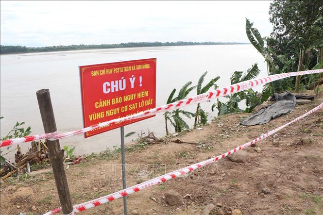 Nhiều vị trí hình thành hàm ếch, xuất hiện các vết nứt dọc mái, với chiều dài khu vực ảnh hưởng khoảng 200m. Ảnh: Nguyễn Văn Cảnh - TTXVN