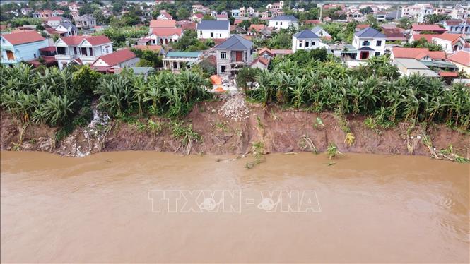Nhiều vị trí hình thành hàm ếch, xuất hiện các vết nứt dọc mái, với chiều dài khu vực ảnh hưởng khoảng 200m. Ảnh: Nguyễn Văn Cảnh - TTXVN