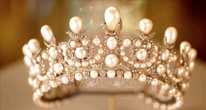 Chiếc vương miện đính ngọc trai của Hoàng hậu Eugenie, một trong những bảo vật bị đánh cắp khỏi Bảo tàng Louvre ở Paris, Pháp. Ảnh: REUTERS/TTXVN
