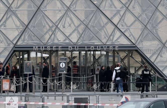 Cảnh sát được triển khai tại Bảo tàng Louvre ở Paris, sau vụ trộm gây chấn động nước Pháp, ngày 19/10/2025. Ảnh: REUTERS/TTXVN