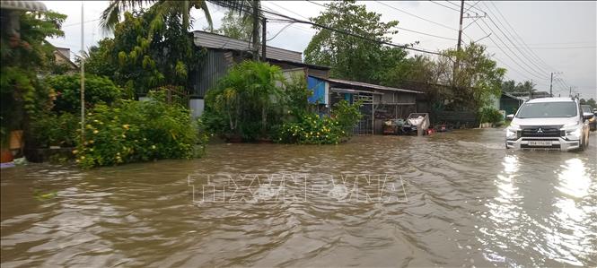  Triều cường gây ngập Quốc lộ 1A, đoạn qua phường Đại Thành, thành phố Cần Thơ. Ảnh: Duy Khương - TTXVN