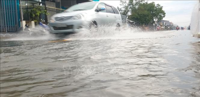 Triều cường gây ngập Quốc lộ 1A, đoạn qua phường Ngã Bảy, thành phố Cần Thơ. Ảnh: Duy Khương - TTXVN