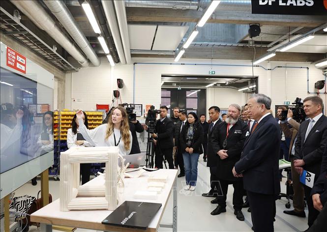 Tổng Bí thư Tô Lâm thăm phòng thí nghiệm tạo mẫu thử nghiệm tại Đại học Aalto. Ảnh: Thống Nhất – TTXVN