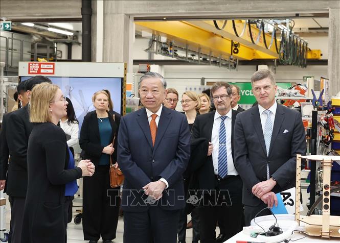 Tổng Bí thư Tô Lâm thăm phòng thí nghiệm tạo mẫu thử nghiệm của Đại học Aalto. Ảnh: Thống Nhất – TTXVN