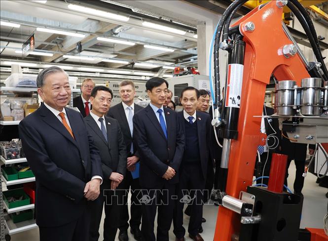 Tổng Bí thư Tô Lâm thăm phòng thí nghiệm tạo mẫu thử nghiệm của Đại học Aalto. Ảnh: Thống Nhất – TTXVN