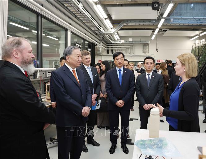 Tổng Bí thư Tô Lâm thăm phòng thí nghiệm tạo mẫu thử nghiệm của Đại học Aalto. Ảnh: Thống Nhất – TTXVN