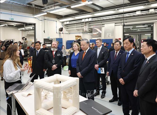 Tổng Bí thư Tô Lâm thăm phòng thí nghiệm tạo mẫu thử nghiệm của Đại học Aalto. Ảnh: Thống Nhất – TTXVN