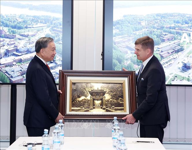 Tổng Bí thư Tô Lâm tặng quà lưu niệm cho ông Ilkka Niemela, Chủ tịch Đại học Aalto. Ảnh: Thống Nhất – TTXVN