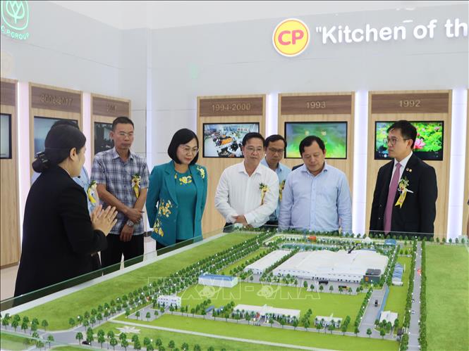 Đại biểu tham quan mô hình của CPV Food Bình Phước. Ảnh: K GỬIH-TTXVN  