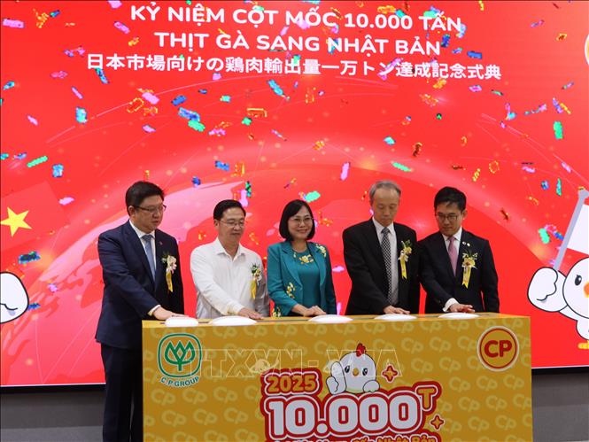 Nghi lễ bấm nút đạt mốc 10.000 tấn thịt gà chế biến xuất khẩu sang Nhật Bản. Ảnh: K GỬIH-TTXVN  