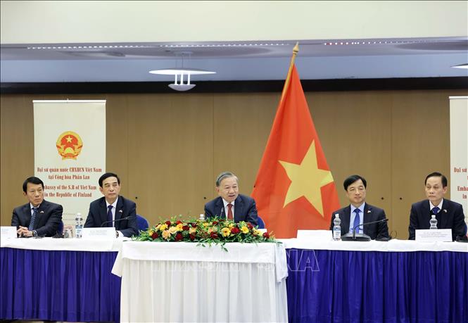 Tổng Bí thư Tô Lâm và đại biểu đoàn Việt Nam tại buổi tiếp Hội hữu nghị Phần Lan - Việt Nam và nhóm chuyên gia Phần Lan từng tham gia các dự án hỗ trợ tại Việt Nam. Ảnh: Thống Nhất – TTXVN